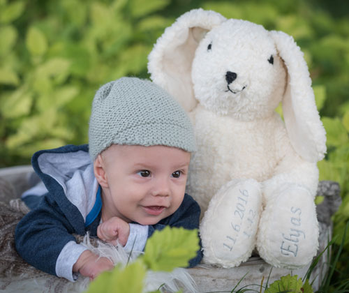 Baby mit seinem Kuscheltier