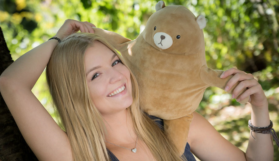 Mädchen mit dem Bär Ernst auf der Schulter