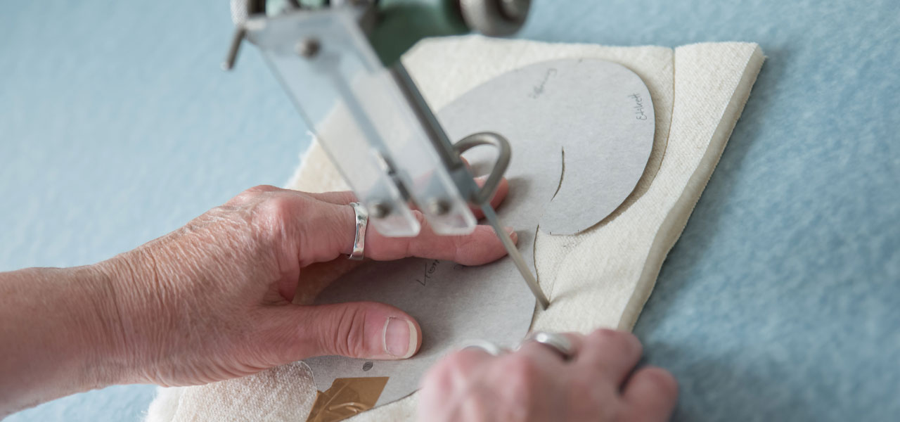 präziser Stoffzuschnitt per Hand