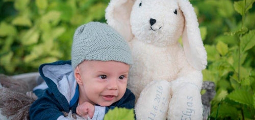 Baby mit seinem Kuschelhasen